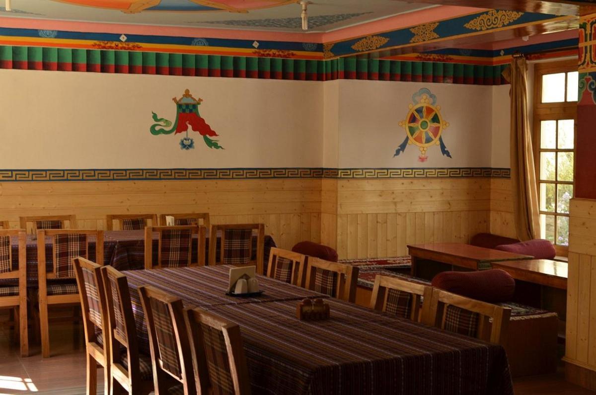 Barath Hotel & Guest House Leh Bagian luar foto