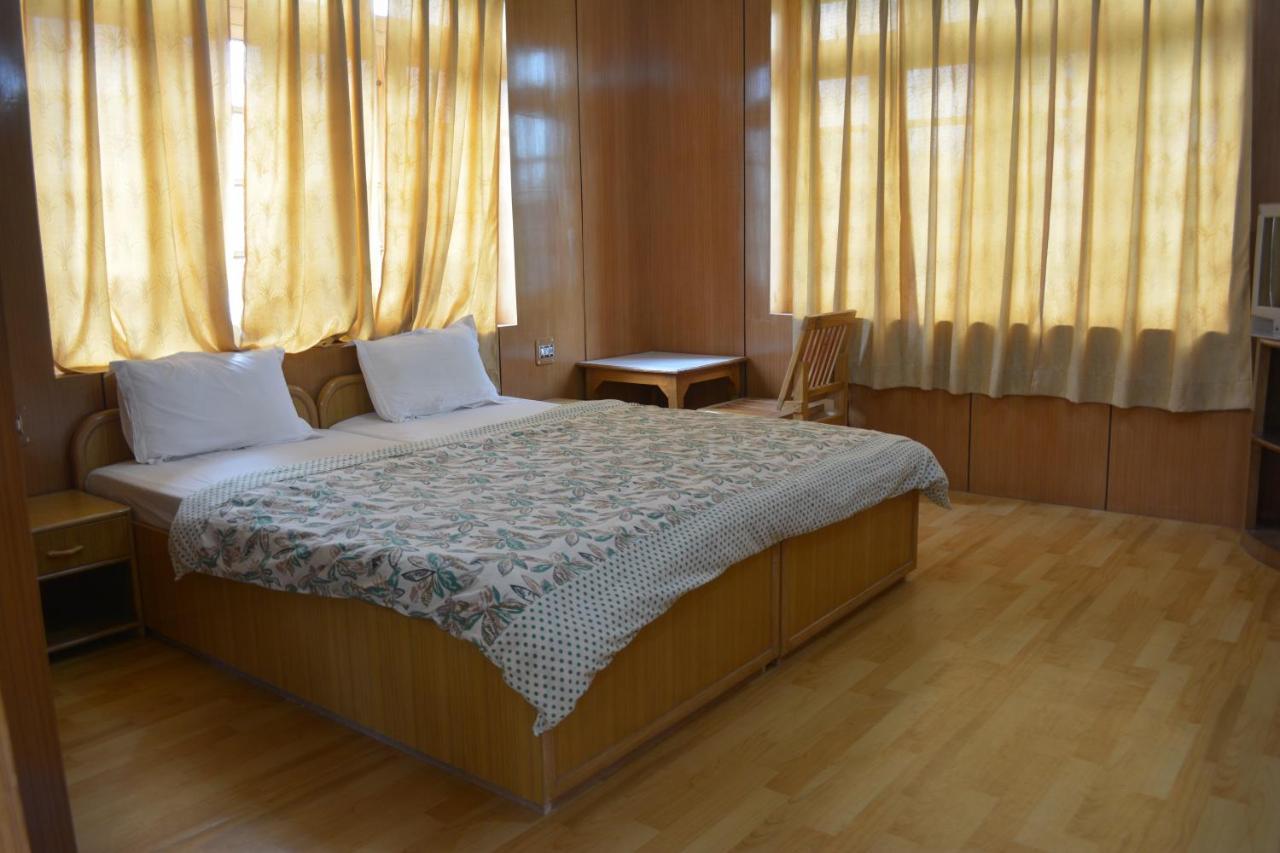 Barath Hotel & Guest House Leh Bagian luar foto