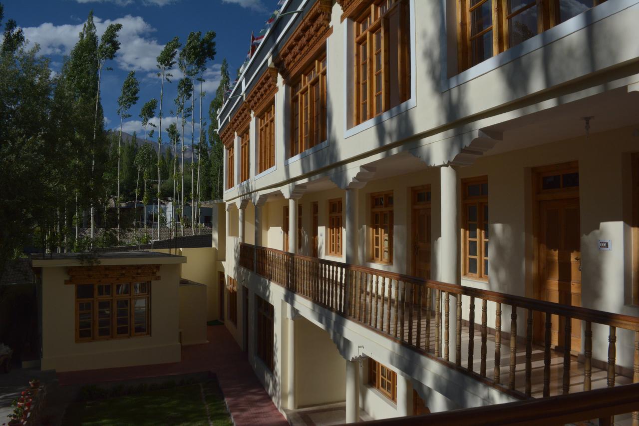 Barath Hotel & Guest House Leh Bagian luar foto